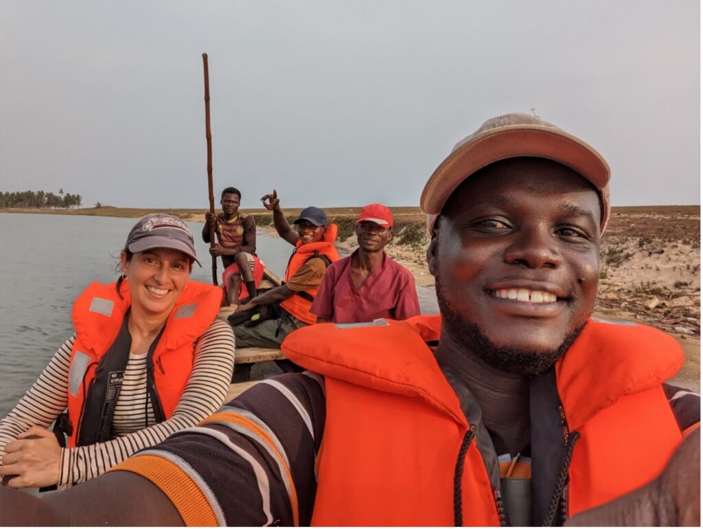 Fieldwork team from SAMS (Geslaine R L Goncalves), UCC (Albert Koomson, Benjamin Owsu, Curtis Grey) and a local fisherman at Narkwa mangrove. 